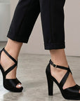 Zapatillas negras de tacon con pulsera cruzada para mujer