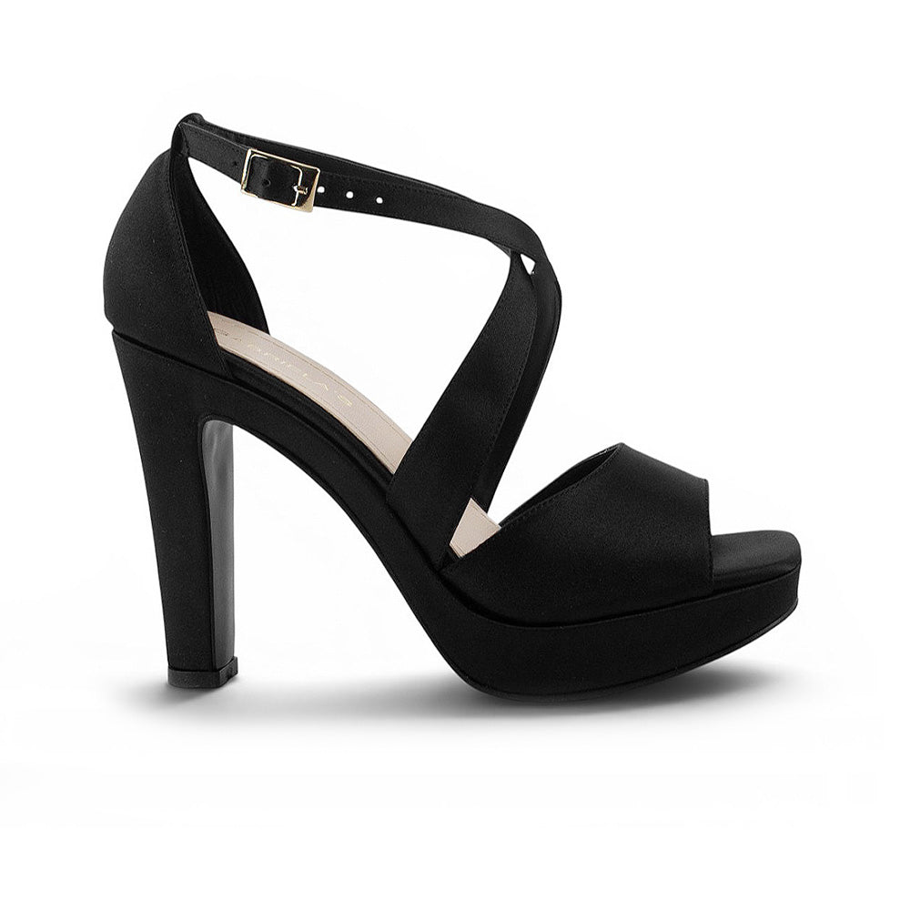 detalle lateral de zapatillas negras con plataforma para mujer