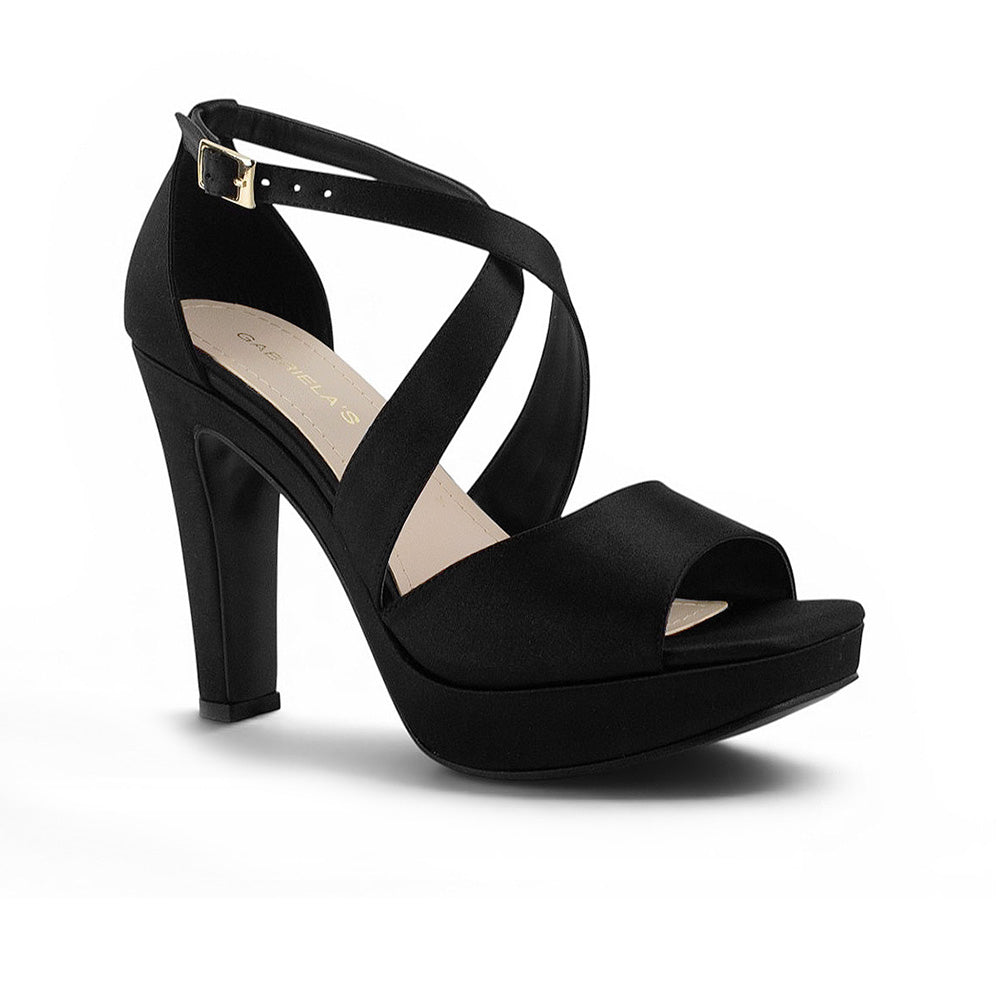 detalle en diagonal de zapatillas negras para mujer con tacon alto
