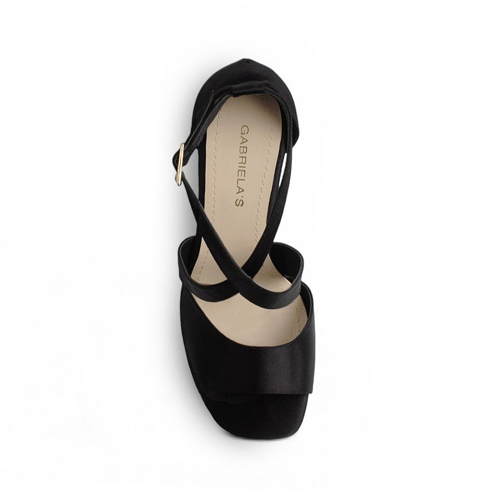 vista superior de zapatillas negras con pulsera cruzada 