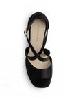 vista superior de zapatillas negras con pulsera cruzada 