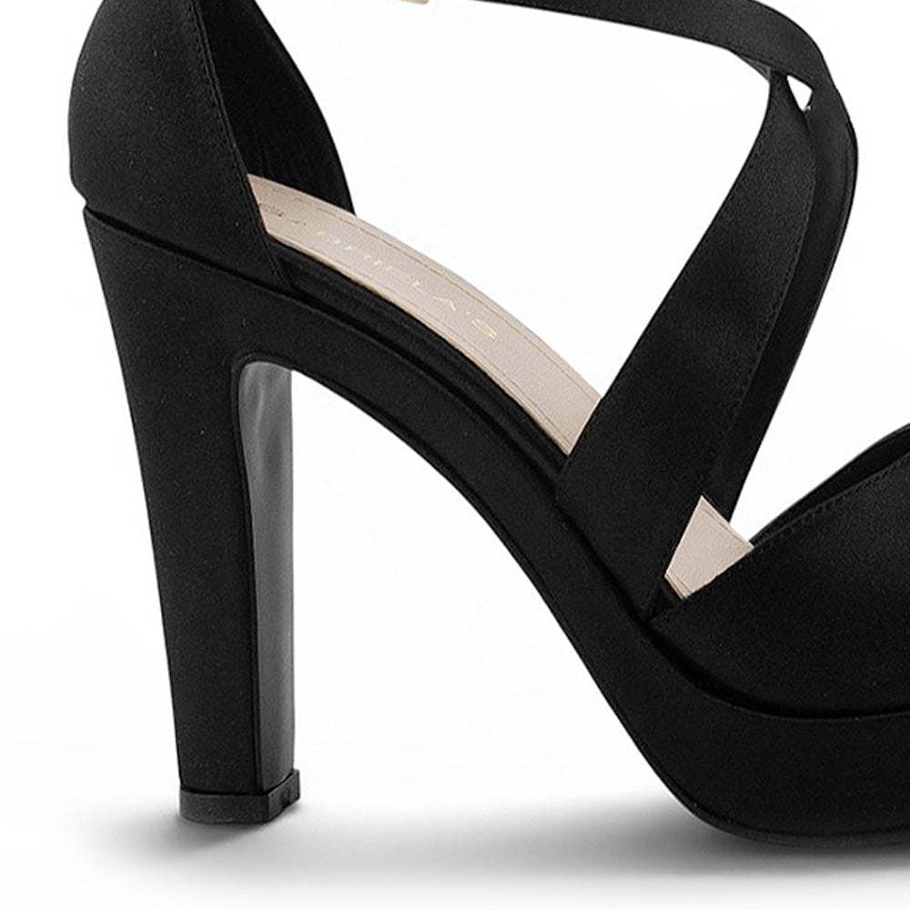 vista trasera de zapatillas negras de tacon alto para mujer