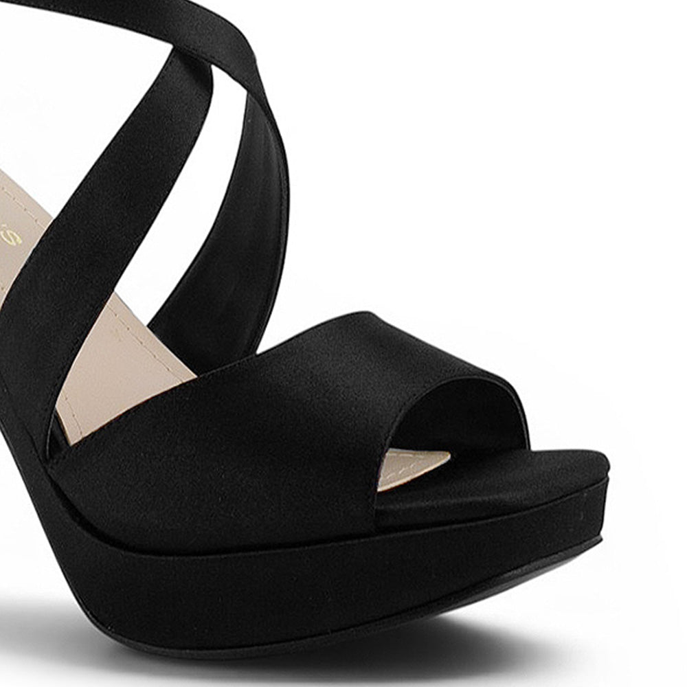 detalle de material fresco en zapatillas negras con plataforma para mujer 