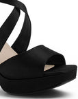 detalle de material fresco en zapatillas negras con plataforma para mujer 