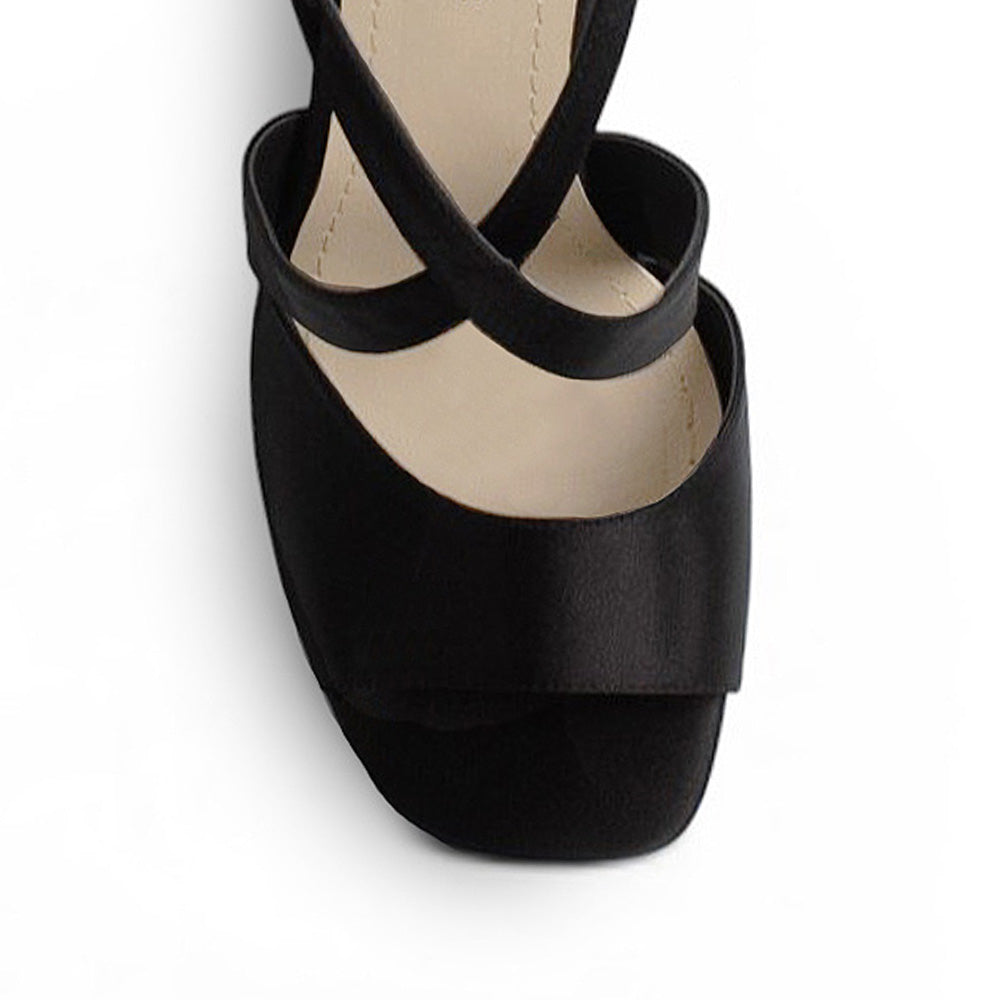 vista del detalle en pulseras cruzadas de zapatillas negras para mujer con tacon
