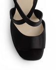 vista del detalle en pulseras cruzadas de zapatillas negras para mujer con tacon