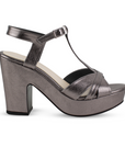 Vista lateral de zapatilla para mujer color gris con pulsera