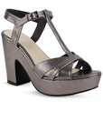 Vista diagonal de zapatilla con tacon ancho y pulsera color gris para mujer