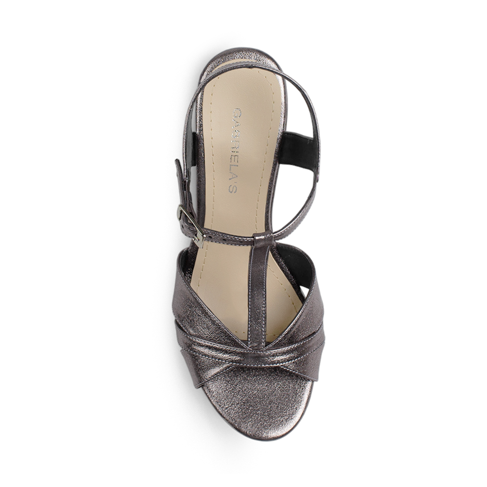 Vista superior de zapatilla gris para mujer con pulsera