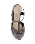 Vista superior de zapatilla gris para mujer con pulsera