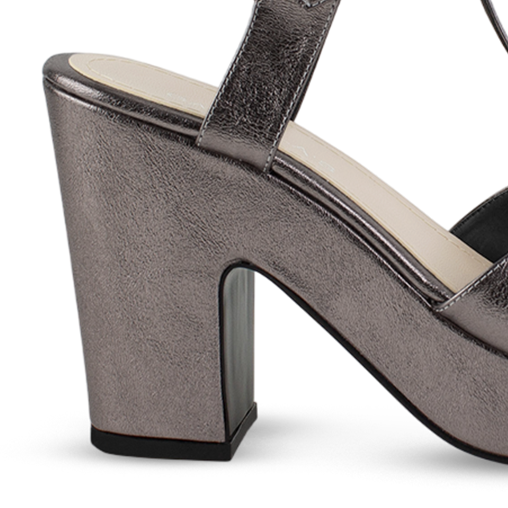 Vista trasera de zapatilla para mujer color gris con tacon ancho