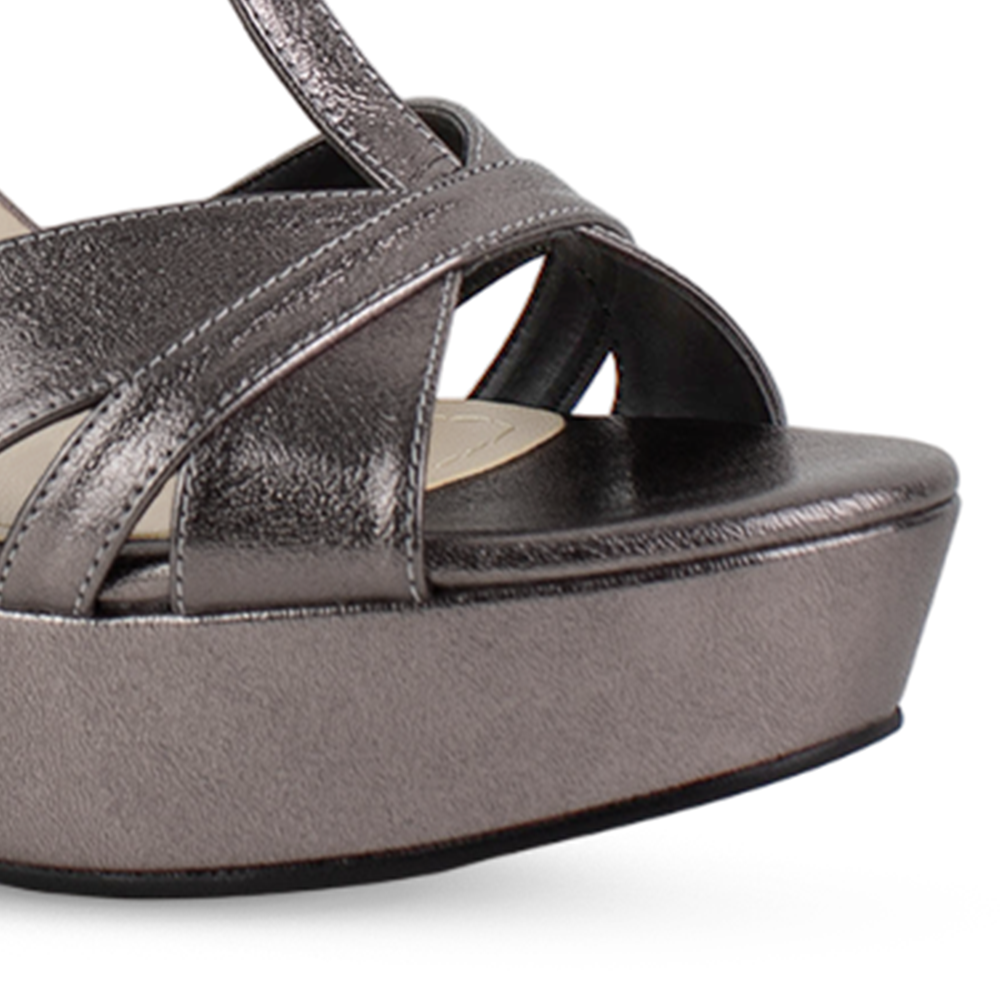 Vista a detalle de zapatilla gris para mujer