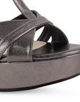 Vista a detalle de zapatilla gris para mujer