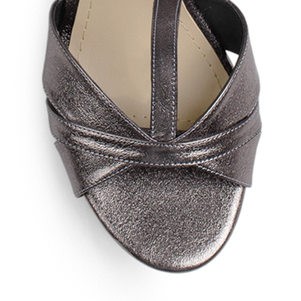 Vista del material sintetico de zapatilla para mujer gris