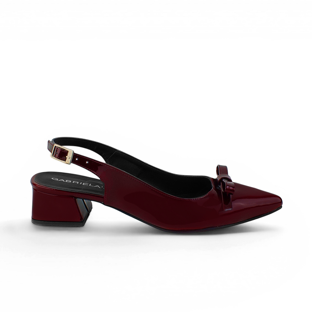 vista lateral de zapatilla vino de charol con tacon 