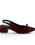 vista lateral de zapatilla vino de charol con tacon 