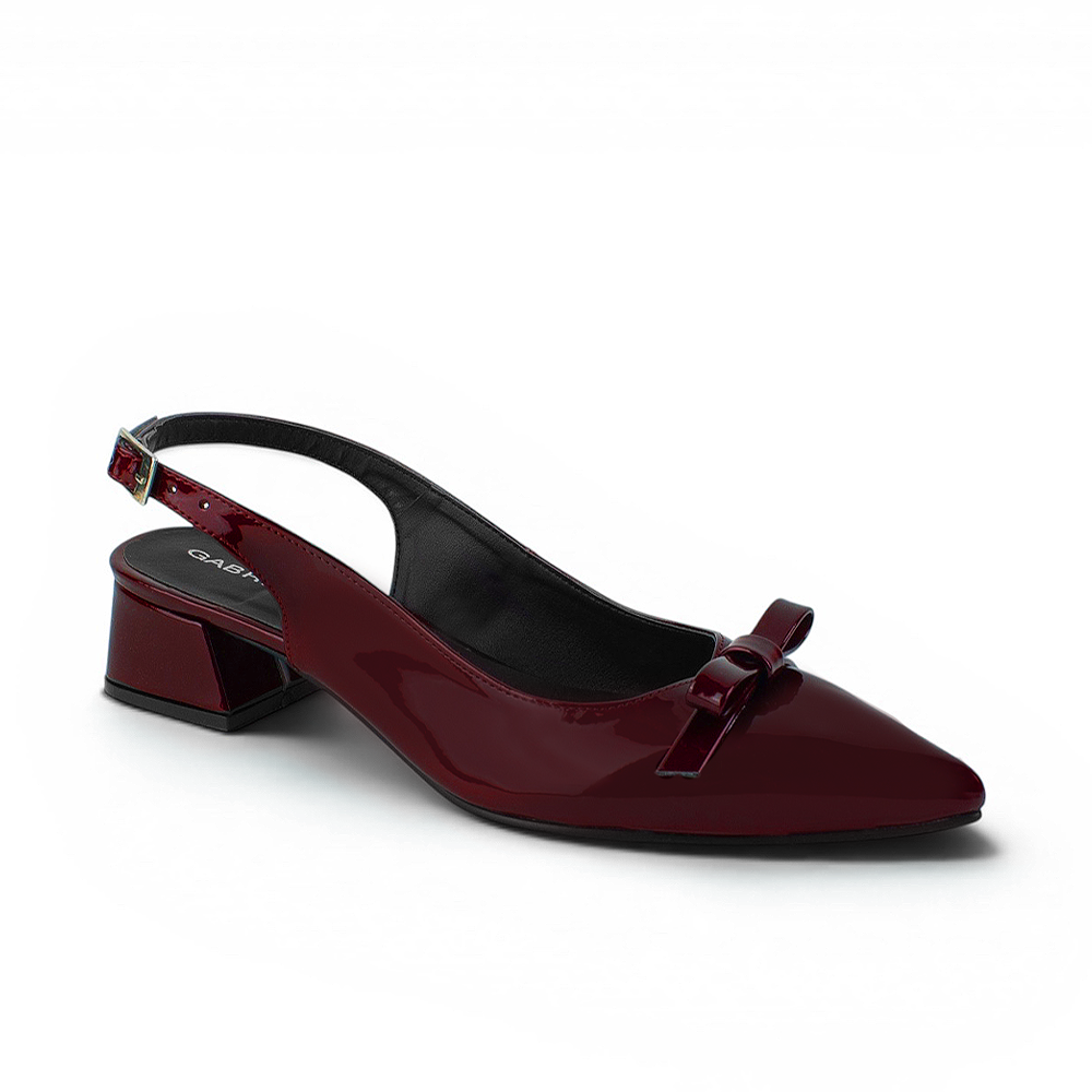 vista diagonal de zapatilla vino de mujer con moño