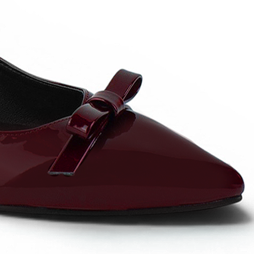 detalle de material charol en zapatilla vino para mujer