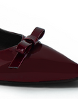 detalle de material charol en zapatilla vino para mujer