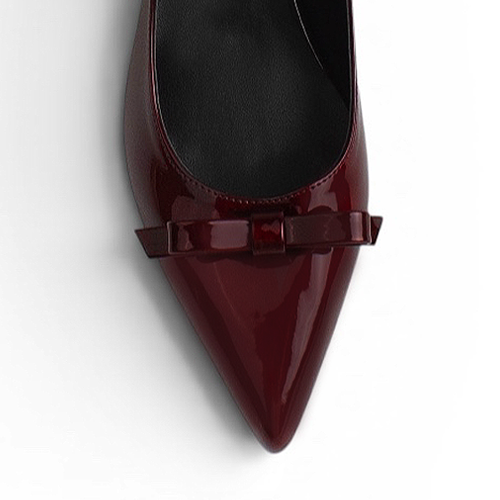 vista del detalle de moño en zapatilla vino de charol para mujer