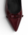 vista del detalle de moño en zapatilla vino de charol para mujer