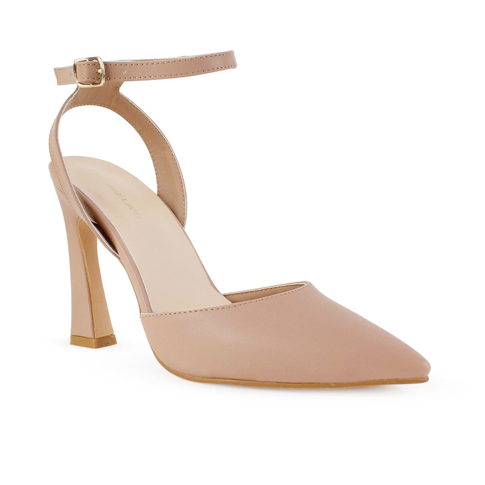 Vista diagonal de zapatilla para mujer con pulsera y tacón escultural  en color maquillaje