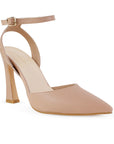 Vista diagonal de zapatilla para mujer con pulsera y tacón escultural  en color maquillaje