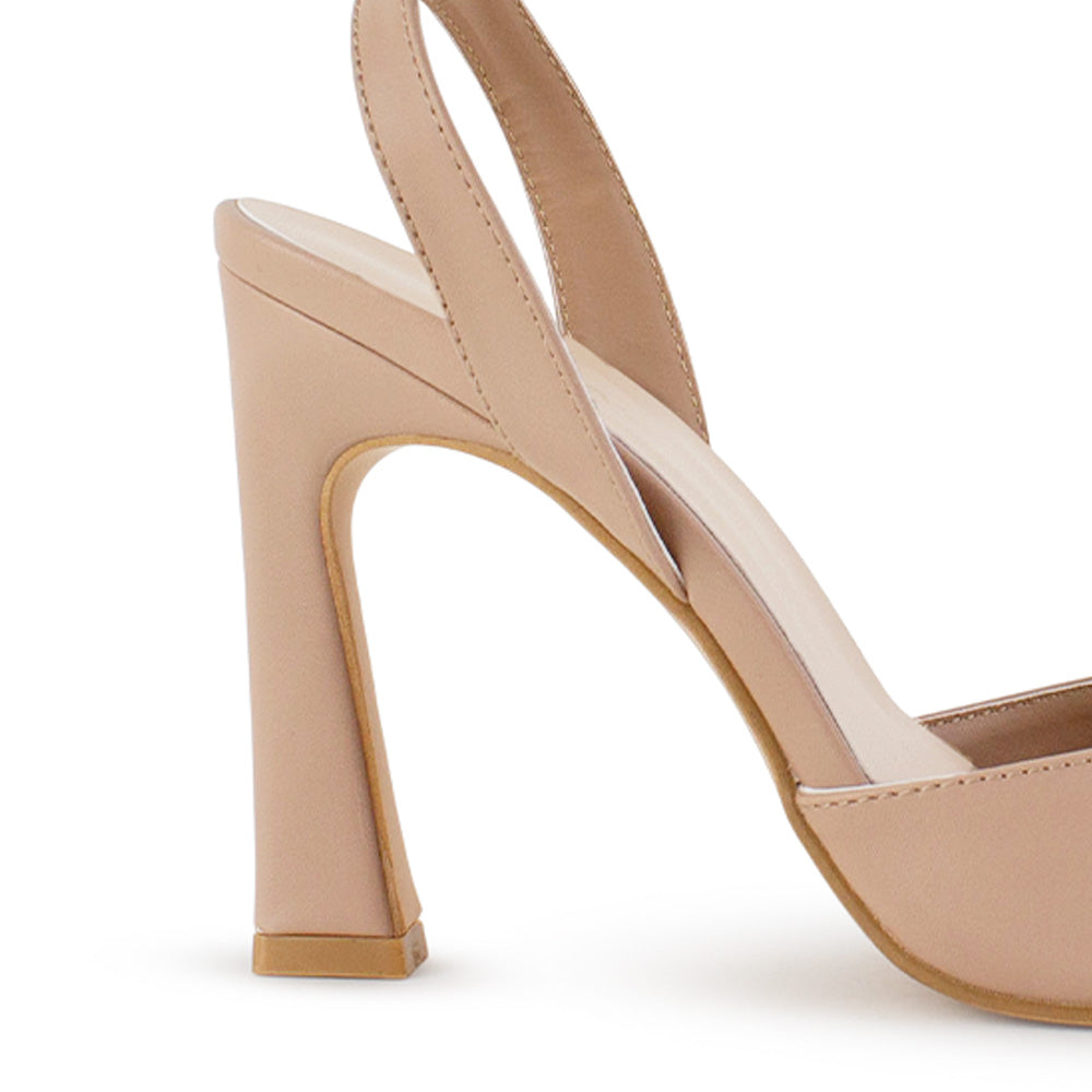 Vista trasera de tacón escultural de 10cm en zapatilla maquillaje para mujer con pulsera