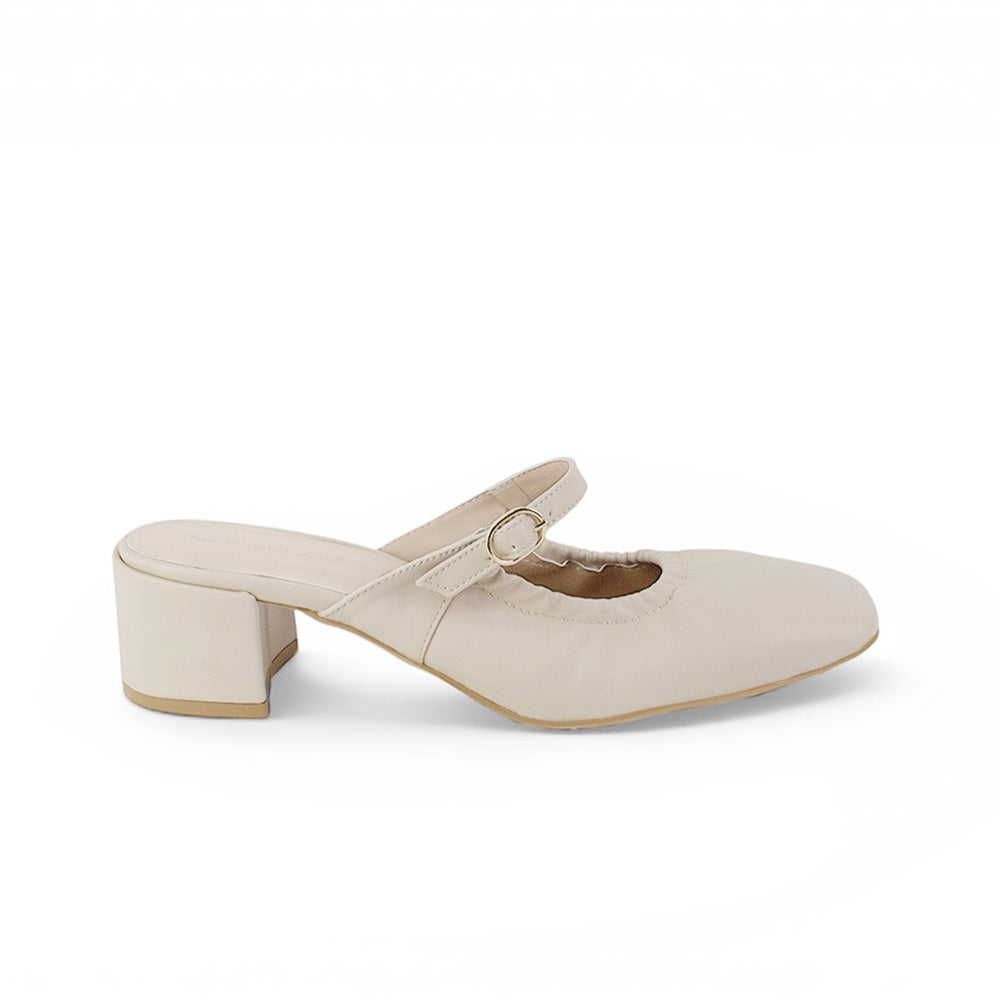 vista lateral de zapatillas de mujer color beige con pulsera