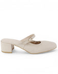 vista lateral de zapatillas de mujer color beige con pulsera