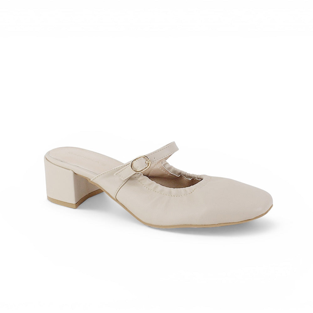 vista diagonal de zapatillas beige con tacón cuadrado 