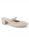 vista diagonal de zapatillas beige con tacón cuadrado 