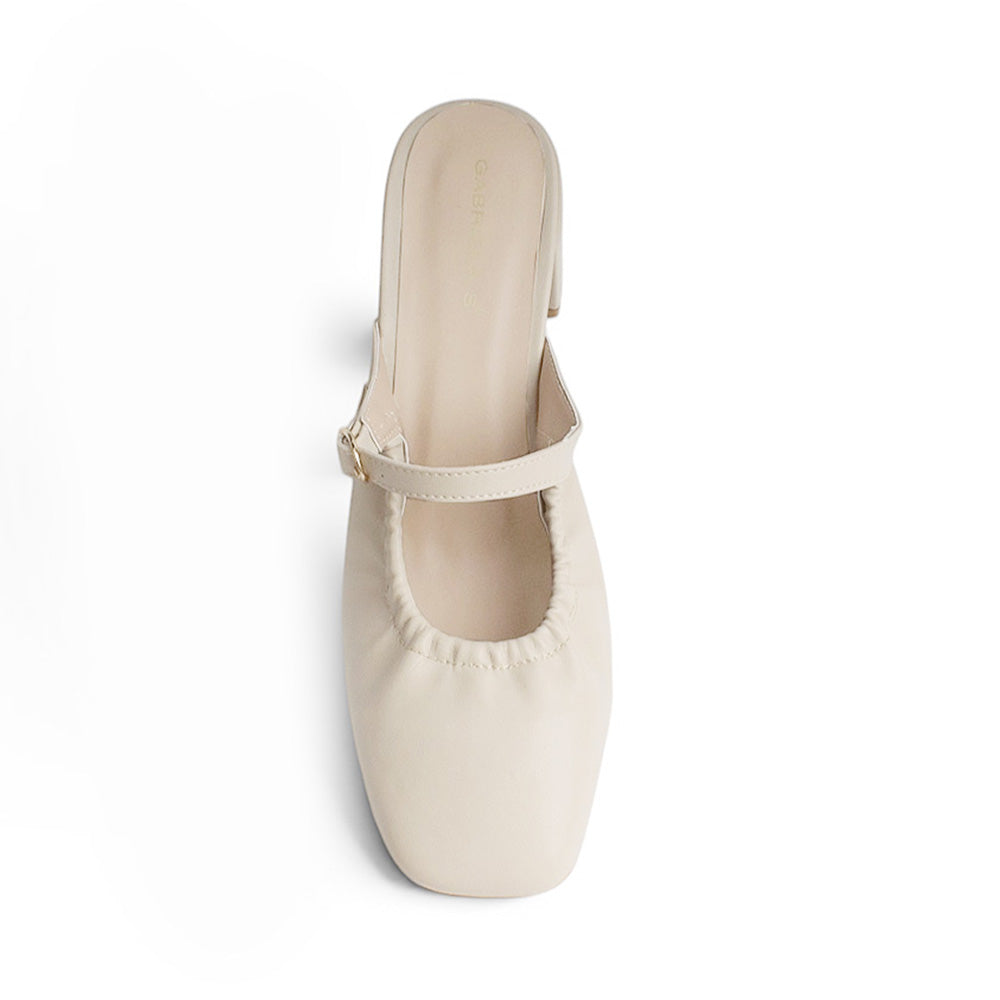 vista superior de zapatillas beige de mujer con pulsera frontal y tacón cuadrado 