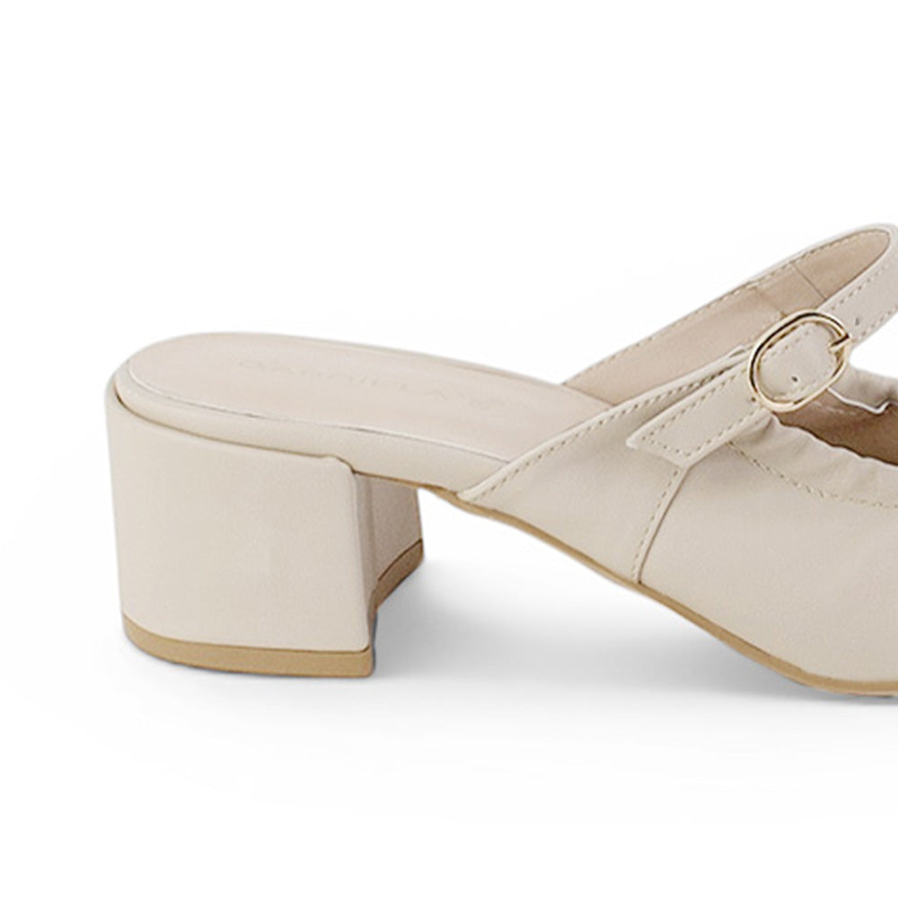 vista trasera de tacón cuadrado en zapatillas de mujer color beige