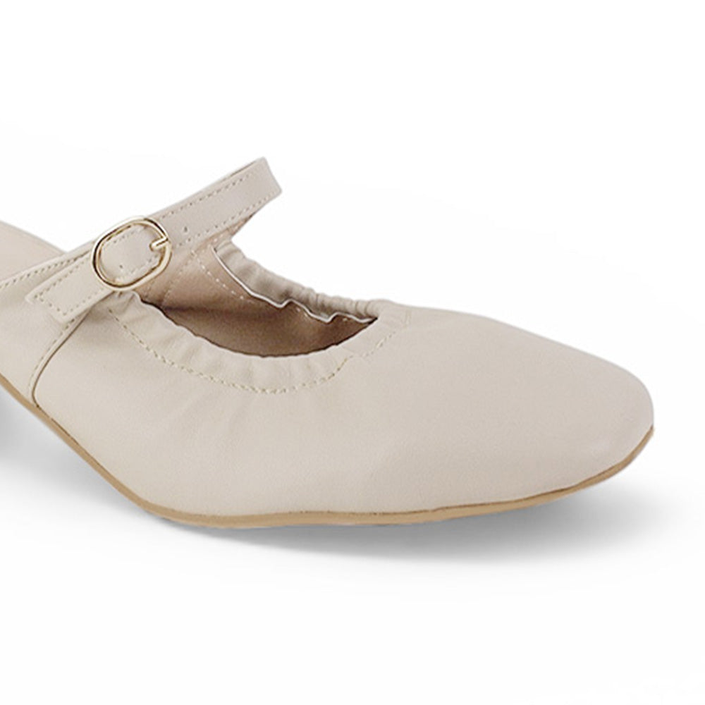 detalle de material sintético color beige en zapatillas de mujer con tacón 