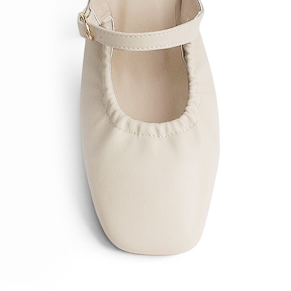 vista del detalle de la pulsera con hebilla dorada en zapatillas para mujer  color beige de tacón 