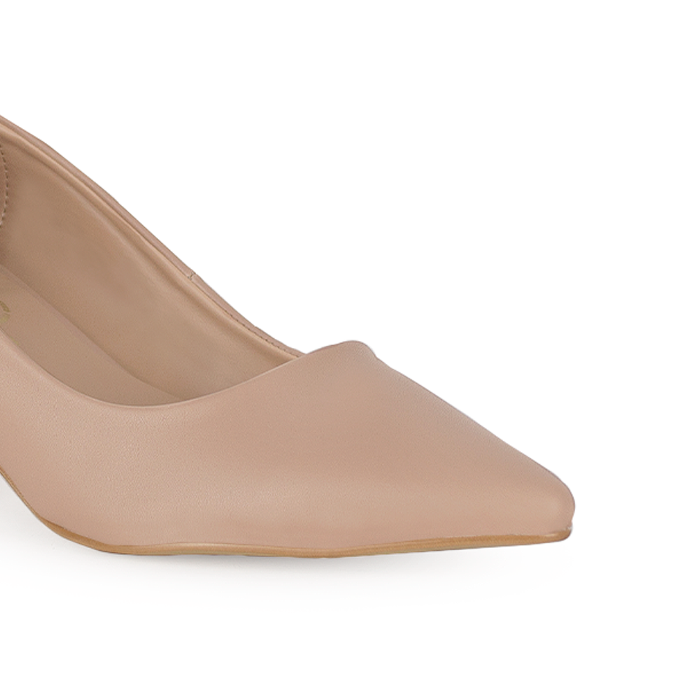 Vista a detalle de zapatilla puntal tipo stiletto para mujer en color maquillaje