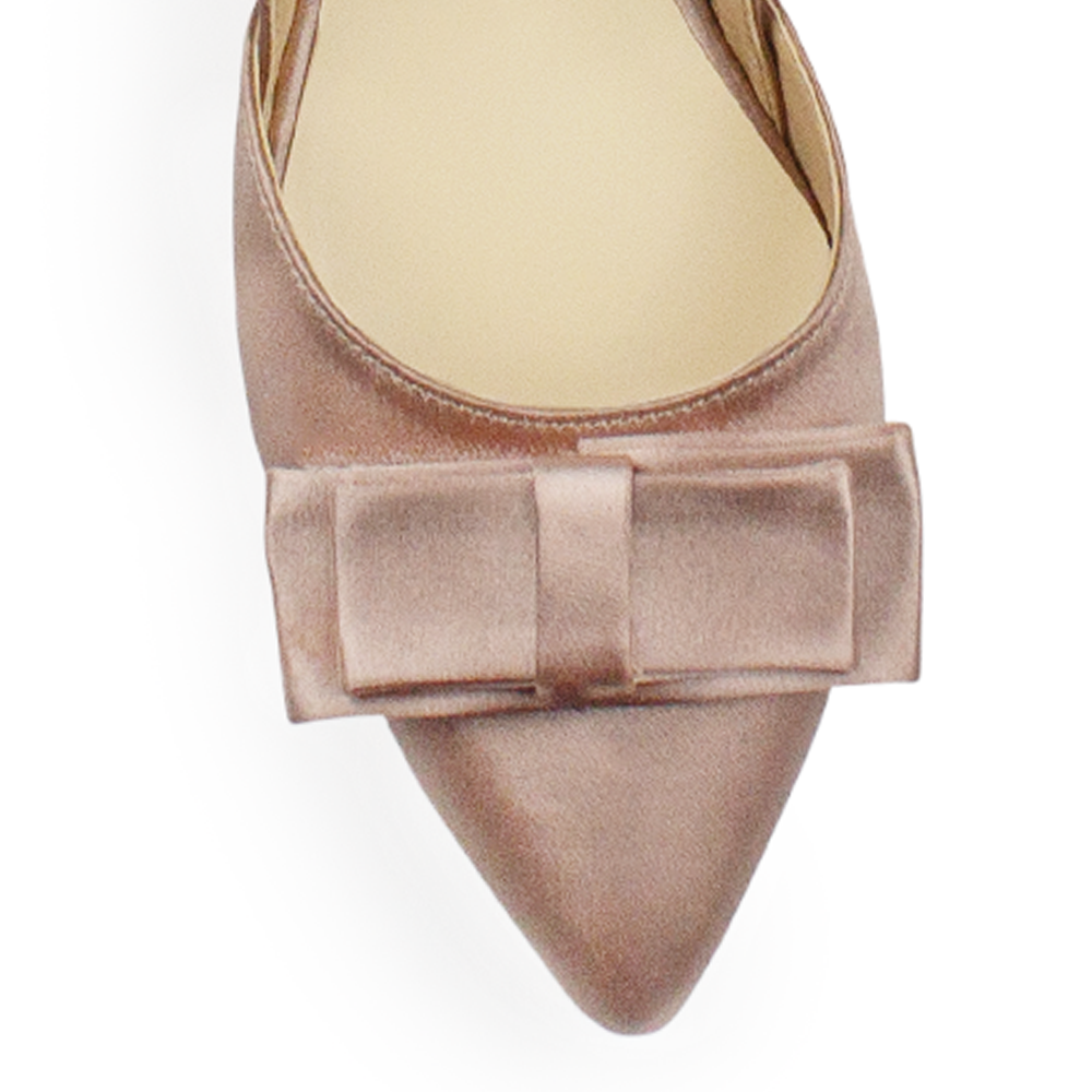 Vista de material shantung en zapatilla para mujer con moño color  maquillaje