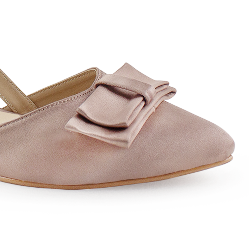 Vista a detalle de moño en zapatilla maquillaje para mujer 