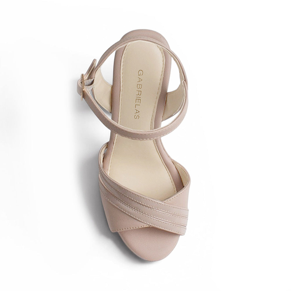 vista superior de zapatillas maquillaje con pulsera 