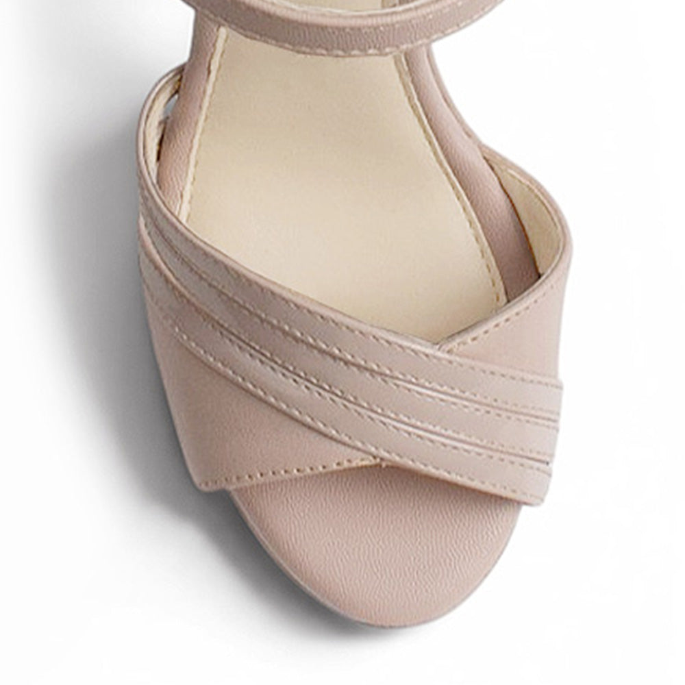 vista del detalle frontal de las zapatillas maquillaje con pulsera y plataforma de dama