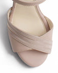 vista del detalle frontal de las zapatillas maquillaje con pulsera y plataforma de dama