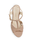 Vista superior de zapatilla maquillaje para mujer con pulsera