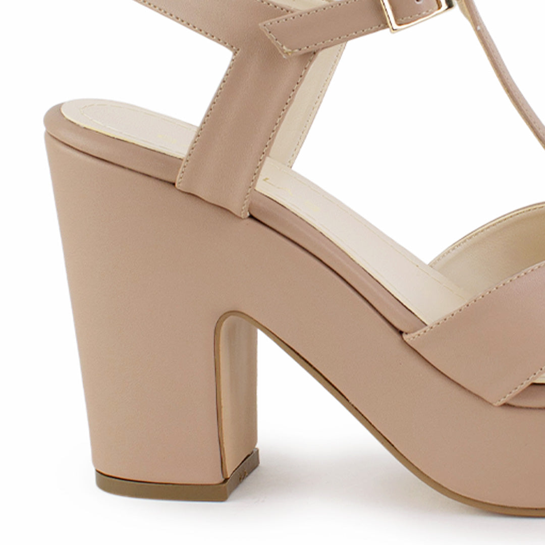 Vista trasera de zapatilla para mujer color maquillaje con tacon ancho