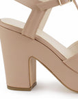 Vista trasera de zapatilla para mujer color maquillaje con tacon ancho