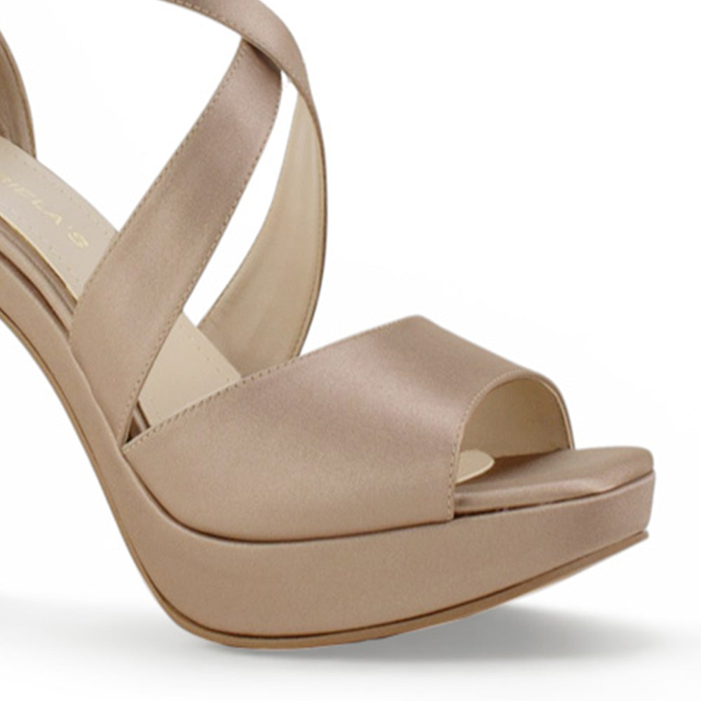 detalle del material shantung en las zapatillas maquillaje para dama con plataforma 