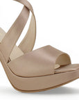 detalle del material shantung en las zapatillas maquillaje para dama con plataforma 