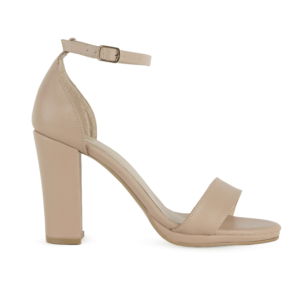Vista lateral de zapatilla para mujer color maquillaje con pulsera