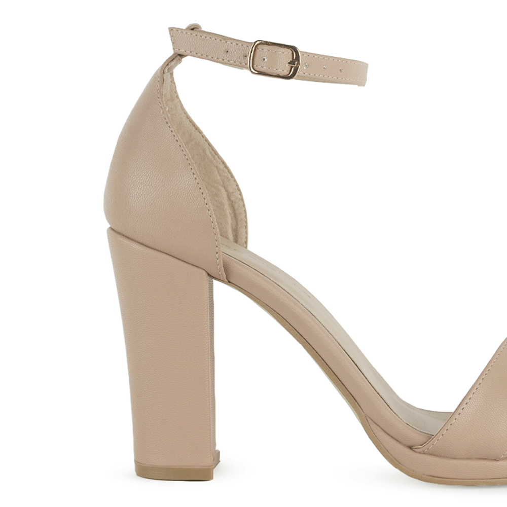 Vista trasera de zapatilla con tacon medio y hebilla elegante para mujer