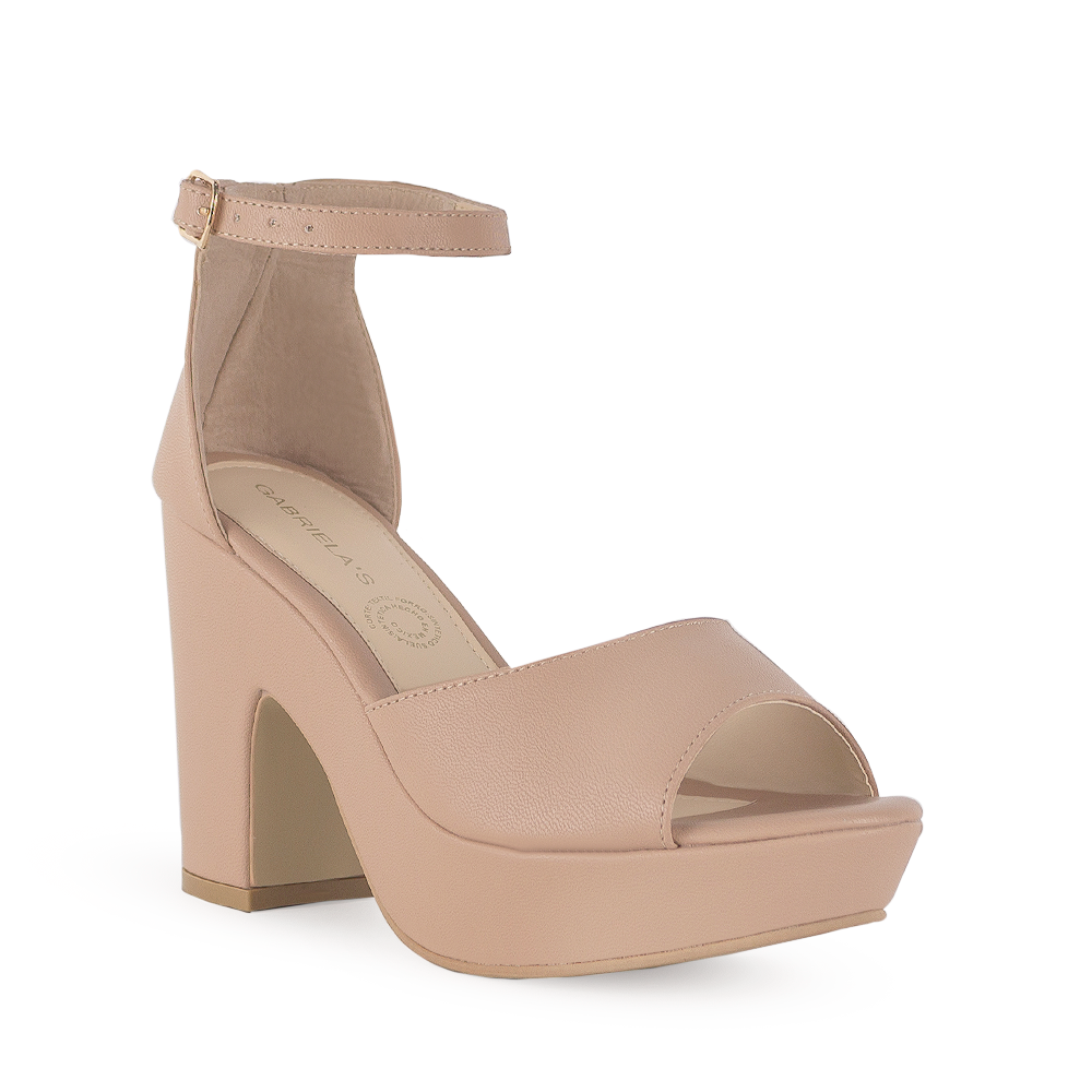 Vista diagonal de zapatilla para mujer con pulsera y tacón ancho en color maquillaje